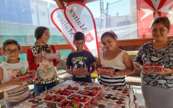 Édesség helyett epret kaptak a gyermekek