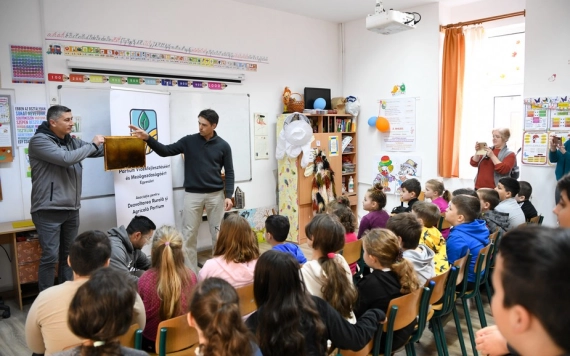 Mézzel, méhekkel ismerkednek a kisdiákok