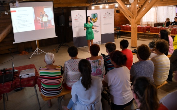 Konferencia és gazdasszonyképzés a Szejke tanyán